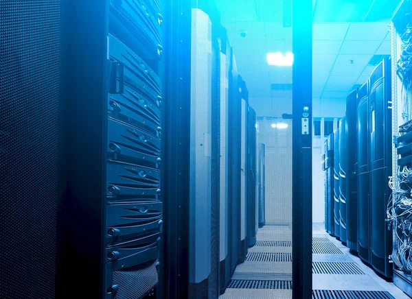 Colpo Corridoio Nel Centro Dati Lavoro Pieno Server Rack Supercomputer — Foto Stock