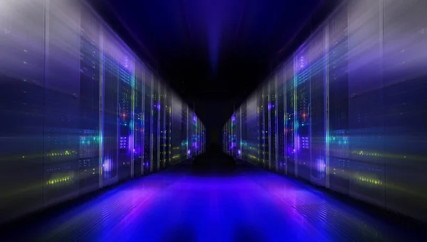 Veri merkezinde fütürist modern sunucu odası