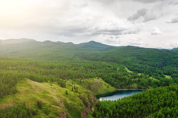 Fjällsjö Dalen Fjärran Mot Bakgrund Toppar — Stockfoto