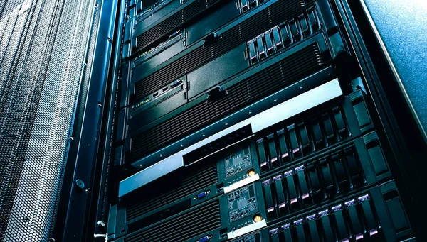 Tecnologia Server Datacenter Dal Basso Con Profondità Campo — Foto Stock