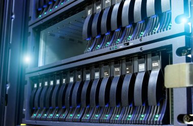 veritabanı merkezinde disk veri depolama süper bilgisayarı kapatma