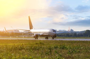 Büyük beyaz yolcu jet uçak havaalanında pist üzerinde