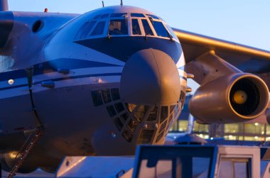 Büyük kargo uçağının kokpiti