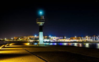 Gece, iskelede deniz feneri Girit kıyısında Girit 'te