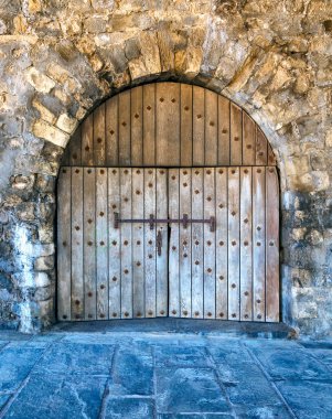 Eski bir saray içinde ağır ahşap kapı