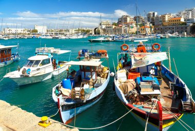Heraklion 'un eski limanında tekneler. Girit, Yunanistan, Avrupa