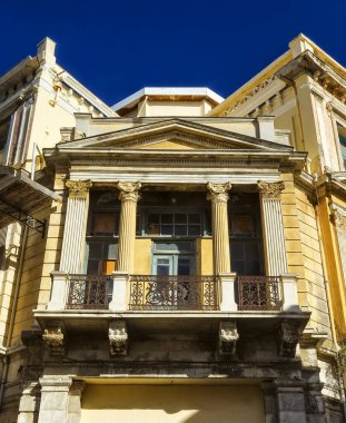 Yunanistan 'ın Kefalonya adasındaki Assos kasabasında Venedik tarzında inşa edilen tipik bir Yunan evi cephesi