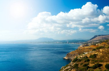 Bulutlu bir günde güzel Yunan manzarası.