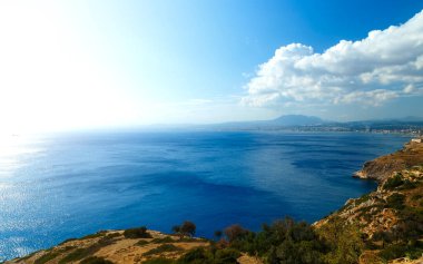 Girit 'in dağlık kıyılarında gün batımının erken saatlerinde bulutlarla kaplı gökyüzü..