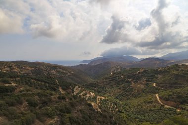Deniz ve dağlarda Girit güneşli bir gün.