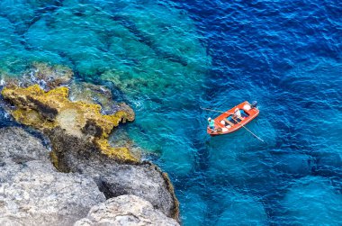 Suda kürek çeken minyatür insanlar.
