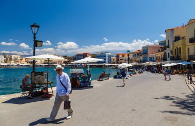 Chania, Girit - 11 Haziran 2018: Eski Kentin turistleri ve hediyelik eşya dükkanları ile birlikte mimarisi Girit 'in eski Chania kentinin setinde yer almaktadır..