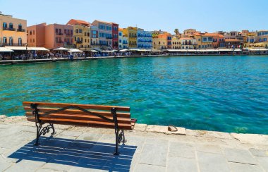 Güneşli bir yaz günü, Chania 'nın orta kesimindeki barlar, oteller ve restoranların bulunduğu liman manzarası Girit, Yunanistan