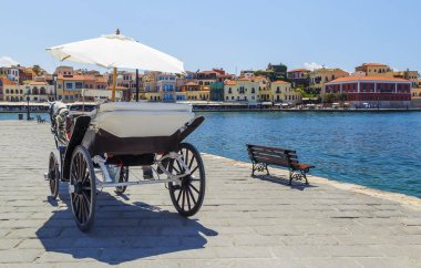 Yunanistan 'ın Girit kentindeki eski Chania limanında turist taşımak için bir at arabası. Chania Girit 'in ikinci büyük kentidir ve turistler tarafından ziyaret edilen çok popüler bir şehirdir.