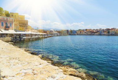Eski Şehir 'in turistleri ve mimarisi hediyelik eşya dükkanlarıyla birlikte Girit' in Girit kentinin eski toprak setinde yer alıyor..