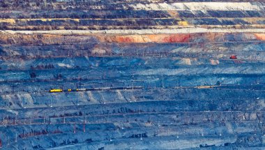 Açık çukurdaki zemin katmanları