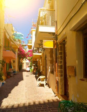 Girit 'teki eski Chania kasabasının dar taş sokaklarında Venedik mimarisi