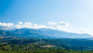 Kırsal kesimde. Bulutlu bir akşamda vadi, köy ve dağların manzarası Yunanistan, Girit adası .