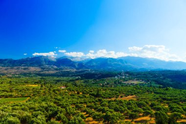 Güzel güneşli bir günde, Chania bölgesinin Girit adasındaki yeşil tepeler ve dağlar