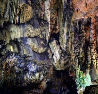 Yerin altında. Yeraltındaki bir mağarada sarkıt ve dikitlerin güzel manzarası