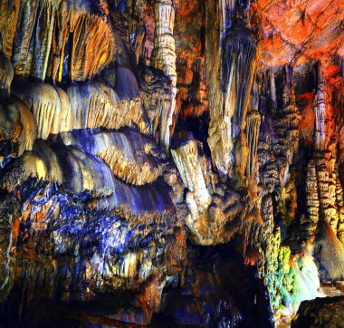 Yerin altında. Yeraltındaki bir mağarada sarkıt ve dikitlerin güzel manzarası