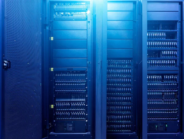 Big Data Camera Server Scuro Con Attrezzature Blu Brillante — Foto Stock