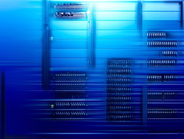 Велика Кімната Темного Сервера Даних Яскраво Блакитним Обладнанням — стокове фото