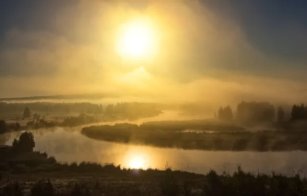 Schöne Sonnenaufgangssonne Über Nebligem Fluss Nebliger Morgen Sommernebel Und Sonne — Stockfoto