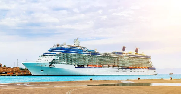 Groot Wit Cruiseschip Haven Van Het Eiland Rhodos Griekenland — Stockfoto