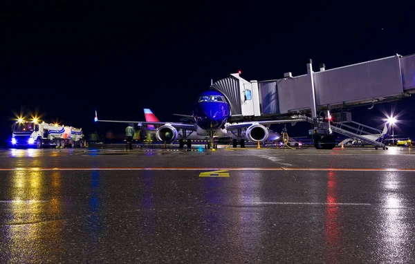 Blå Moderna Flygplan Underhåll Natt Flygplats Bränsle Lastbil Jet Bridge — Stockfoto