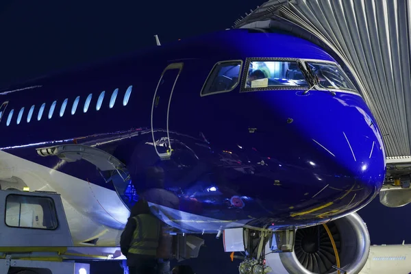 Das Bodenpersonal Bereitet Das Flugzeug Auf Den Start Vor — Stockfoto