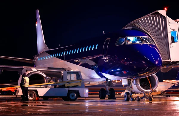 Utasszállító Kék Testű Repülőgép Éjszakai Repülőtéren Repülés Előtti Légi Járat — Stock Fotó