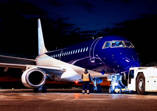 Repülőtéri Szolgálattól Fülhallgatóban Sárga Mellényben Érkező Személy Ellenőrzi Repülőgép Éjszakai — Stock Fotó