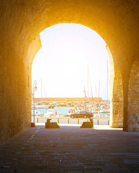 Antico Arco Heraklion Capitale Creta Navi Bianche Ormeggiate Sulla Costa — Foto Stock