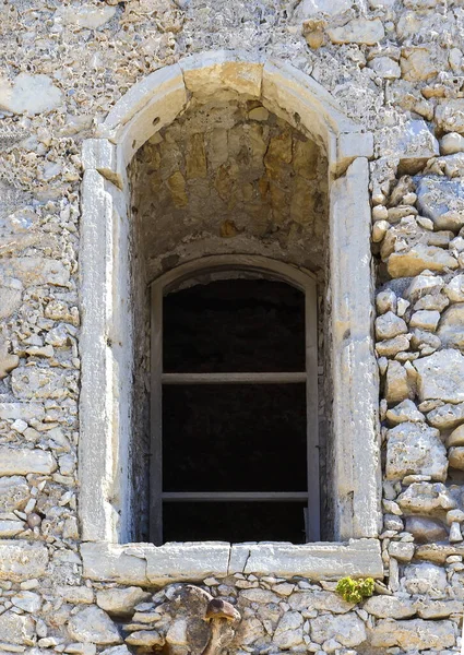 Ortaçağ şatosunun eski taş duvarındaki kavisli pencere, kopyalama alanı olan yatay resim
