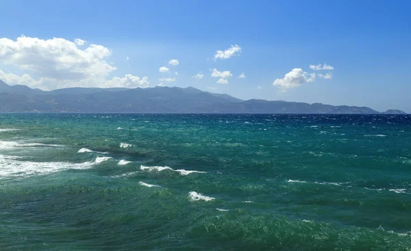 Parlak Güneşli Bir Gün Kayalara Bulutlara Karşı Dalgalı Bir Deniz — Stok fotoğraf