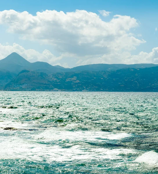 Ada Güzel Mavi Gökyüzünde Dağlık Bir Adadır — Stok fotoğraf
