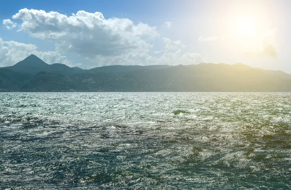 Летние Каникулы Греции Красивое Синее Море Пляж Огромными Каменными Блоками — стоковое фото