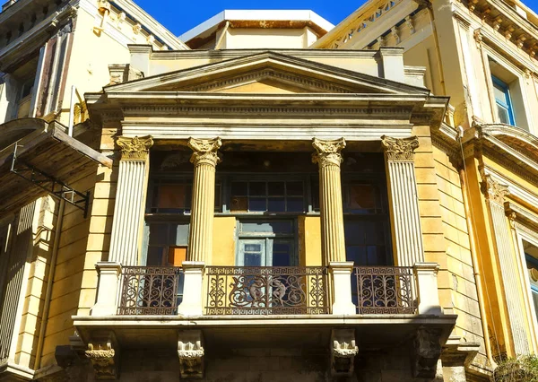 Yunanistan 'ın Kefalonya adasındaki Assos kasabasında Venedik tarzında inşa edilen tipik bir Yunan evi cephesi