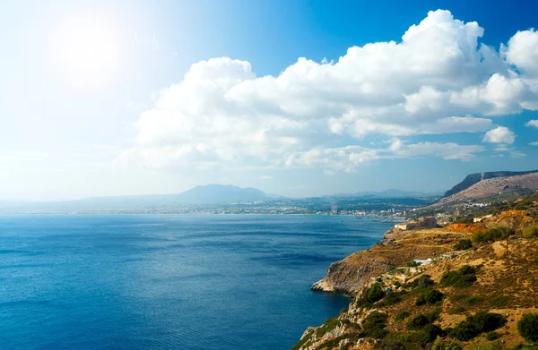 Bulutlu bir günde güzel Yunan manzarası.