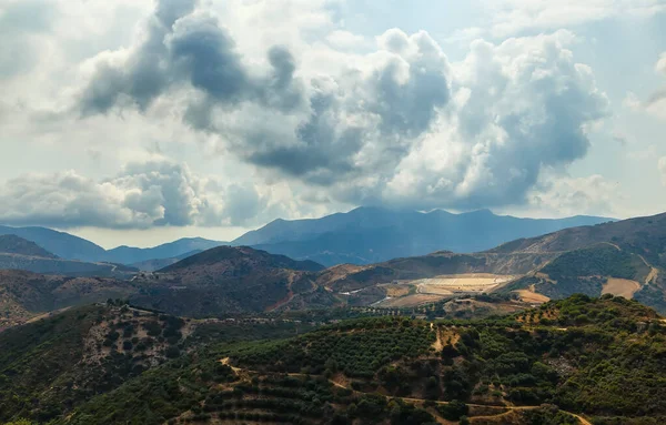 Girit Dağ Köyünün Üzerindeki Dramatik Fırtınalı Gökyüzüne Güzel Bir Panoramik — Stok fotoğraf