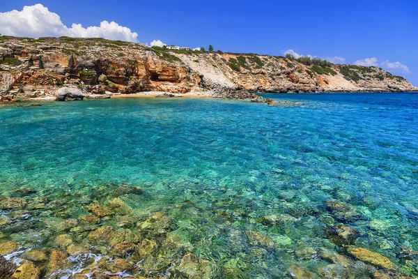 Temiz turkuaz suyu olan güzel bir sahil. Girit Adası, Yunanistan. Avrupa