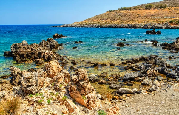 Crete Yunanistan Adası Yaz Gezisi Kayalık Taşlı Sahil Dalgalar Kayalar — Stok fotoğraf