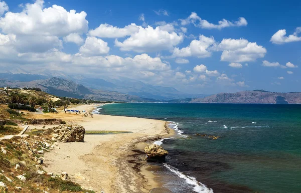 Costa Rochosa Mar Mar Azul Turquesa Montanhas Fundo Azul Céu — Fotografia de Stock