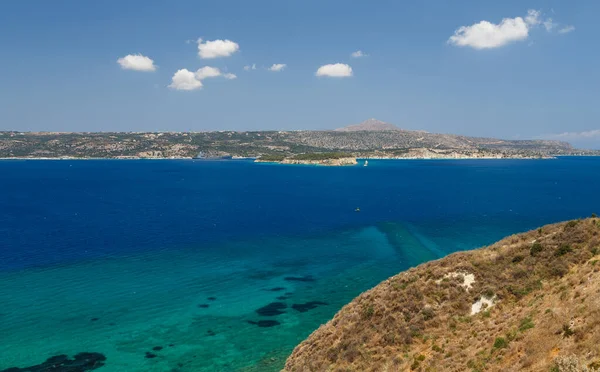 大海的岩石海岸 绿松石般的大海和山在蓝天上 背景是云 希腊克里特岛 Elafonisi — 图库照片