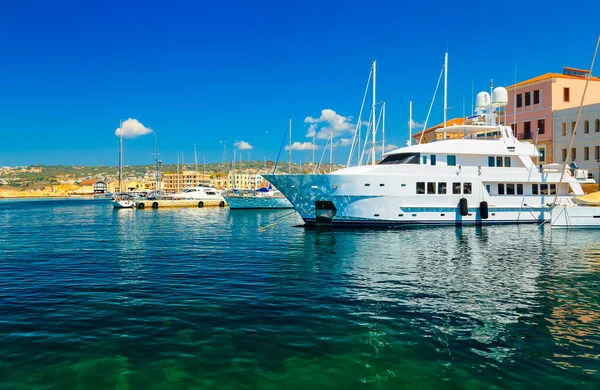 Nagy Fehér Fényűző Jachtok Mellett Kikötő Földközi Tenger Kréta Görögország — Stock Fotó