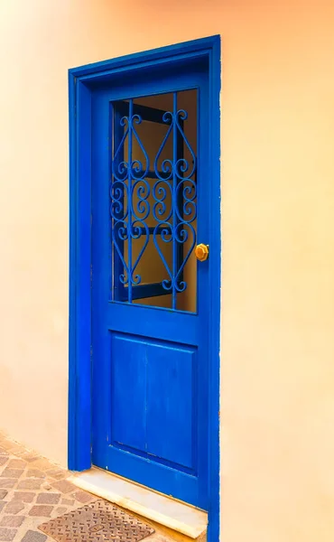 Porte Bois Bleu Iconique Contre Mur Blanc Clair Les Fleurs — Photo