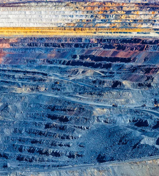 demir cevheri ile ağır kamyon, Ekskavatör, kazma ve Lokomotifler çıkarma ocağı, yakın çekim