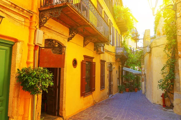 Eski Hanya, güzel bir akşam ışık retro vintage ile gün batımında Yunancada Girit'te kasaba görüntülemek.