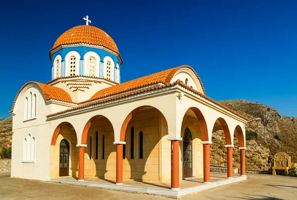 Yunanistan - doğa ve gelenekler. Güzel Girit adasında deniz kenarında küçük bir kilise.